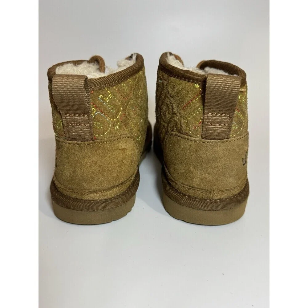 UGG Neumel Chukka Boots Graphic Stitch Logo Suede Look Chestnut Brown Size 2-FM5